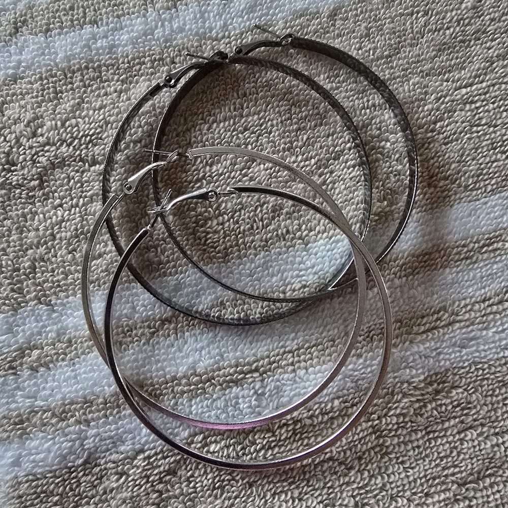 😎2 Pairs Of Earrings. One Silver and One Pair Of Black Hoop Earrings